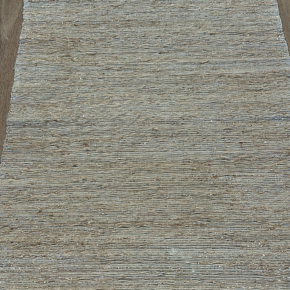 Beige textured table runner - Picture 3 of 6